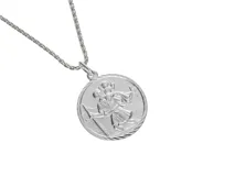 Colgante con cadena de eslabones plateada y medalla redonda de plata con la figura de San Cristobal cargando al niño Jesús.