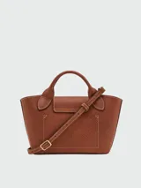 Cartera tipo tote en tamaño extra pequeño, confeccionada en cuero liso color verde oliva. Presenta una estructura rígida, doble asa corta superior y cierre de solapa con botón a presión metálico grabado con el logo de la marca.