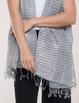 Pashmina gris metalizada de caída fluida, con hilos que crean un patrón de líneas horizontales y flecos finos en los extremos.