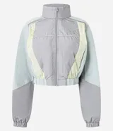 Campera corta viento de mujer de la marca Blue Steel, con cuello alto, mangas largas con puños elásticos y cierre frontal por cremallera. Presenta recortes contrastantes en tonos gris, celeste y amarillo pastel, y ruedo corto con elástico. Confeccionada en poliamida, un tejido sintético ligero y suave.