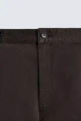 Pantalón cargo de corte recto confeccionado en tejido de sarga. Presenta bolsillos laterales tipo cargo con solapa en las perneras, bolsillos frontales y bolsillos traseros de vivo. Cierre frontal con cremallera y botón.