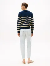 Sweater de punto con cuello alto y cierre de cremallera metálica, diseño de rayas horizontales en azul marino y beige, logo de Tommy Hilfiger bordado en el pecho. Confeccionado en algodón.