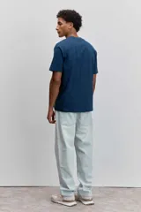 Remera de manga corta y cuello redondo, de corte clásico y color marrón.