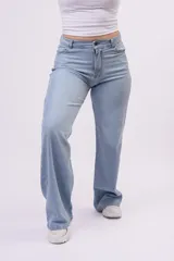 Jean wide leg tiro alto, color celeste claro, con corte recto y amplio.