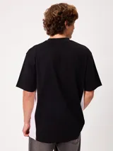 Remera holgada Rusty de diseño combinado en blanco y azul marino, con cuello redondo ancho, mangas cortas y detalle de ribetes oscuros a contratono. Cuenta con el logotipo de la marca estampado en el pecho.