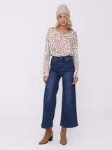 Remera de manga larga con estampado animal print de cebra en tonos camel y blanco.