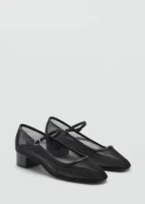 Zapato de malla negra con tacón bloque y tira sobre el empeine.