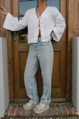 Sandalias con plataforma color dorado, con tiras cruzadas sobre el empeine y suela de goma.