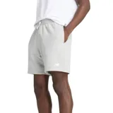 Short New Balance Sport Essentials French Terry color gris, de corte deportivo con cintura elástica con cordón ajustable blanco y bolsillos laterales. Presenta el logo de la marca bordado en la pierna izquierda.