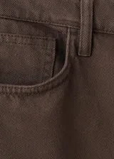 Jeans de corte recto y tiro medio color marrón, con diseño de cinco bolsillos, trabillas y cierre frontal de botón y cremallera.