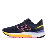 Championes de running New Balance modelo 880 v12, con capellada de malla técnica en color azul oscuro. Presenta entresuela de doble capa con tecnología Fresh Foam X en degradado de blanco a violeta y detalles en amarillo y fucsia en la suela, logo lateral y talón.