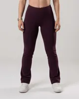 Calza larga color bordó, de tiro alto y corte recto con ligero ensanchamiento en el tobillo. Posee una faja doble tela sin elástico superior para mayor sujeción.