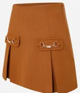 Minifalda marrón de polivelour con cierre lateral, solapas con hebillas y pliegues.