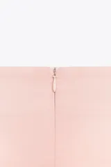 Falda pantalón negra de tiro alto con diseño cruzado y pliegues drapeados en el frente.