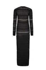 Vestido largo de punto calado color negro, con mangas largas y escote en pico con cierre de lazada.