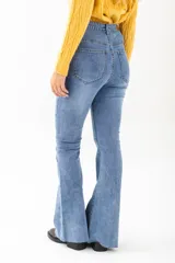 Jean de mujer color negro, tiro alto, de corte recto y largo completo.