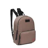 Mochila urbana Las Oreiro modelo Love, color rosado con diseño acolchado de costuras cuadradas. Presenta un bolsillo frontal con cierre, logo de la marca en placa rectangular negra y un detalle de corazón rojo bordado en la parte inferior. Incluye correas ajustables negras con el logo de la marca y manija superior.