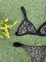 Conjunto de bikini con estampado animal print en tonos verde y negro. El corpiño es de triángulo fijo con tazas soft incluidas y la bombacha es colaless regulable.
