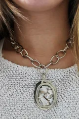 Collar plateado con cadena de eslabones grandes y dije irregular con incrustaciones de nácar.