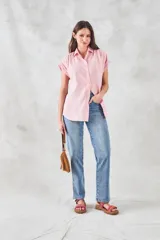 Blusa de viscosa con estampado de rayas verticales en color blanco y rosado, cuello camisero, cierre frontal con botones y mangas cortas con dobladillo.