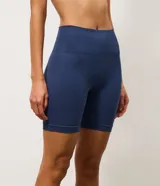 Bermuda deportiva azul de tejido acanalado seamless con cintura elástica alta y calce ajustado.