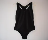 Malla enteriza deportiva color borgoña, con breteles anchos y escote redondo.