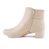 Bota corta color beige de cuero, con taco bajo cuadrado y detalle de hebilla dorada.