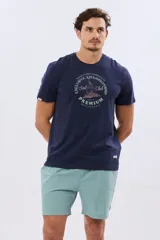Short de baño liso color coral, confeccionado en tela flexible elastizada, con diseño versátil para uso dentro y fuera del agua.