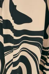 Vestido largo estilo camisero en seda viscosa con estampado marble original Polonio. Cuenta con botones nacarados, bolsillos y aberturas laterales.