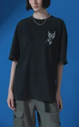 Remera de algodón premium con efecto nevado, corte oversize y cuello redondo. Presenta una estampa gráfica en color blanco en la espalda que incluye la palabra 'DESEO', una ilustración de una rosa y una figura alada, junto con frases poéticas.