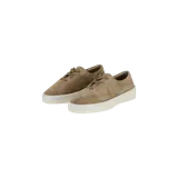 Championes Fear Of God modelo 101, confeccionados en gamuza color caqui con suela gruesa de goma blanca translúcida y cordones tonales.
