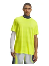 Remera deportiva Under Armour de manga corta, color amarillo fluor, con tejido de malla transpirable y logo reflectante en el pecho.