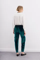 Pantalon tipo babucha confeccionado en terciopelo, con cintura elástica, puños ajustados en la botamanga, bolsillos frontales tipo plaqué con remaches metálicos y bolsillos cargo laterales.