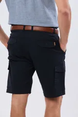 Bermuda cargo de gabardina en color gris oscuro, corte recto, con bolsillos laterales con solapa y cierre de botones y cremallera.