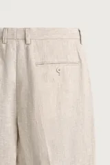 Pantalón de traje regular fit de lino color verde militar, con bolsillos laterales y bolsillos traseros de doble vivo con botón. Cierre frontal con cremallera y botón.