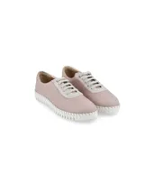 Sneaker color nude con detalles metalizados en el talón, cordones con brillo y suela blanca de PVC con costuras decorativas.