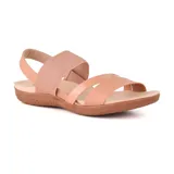 Sandalias bajas color salmón con tiras cruzadas y elásticas.