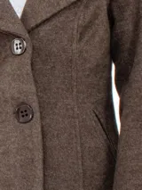 Blazer marrón de corte entallado, con cuello solapa y cierre frontal con dos botones.