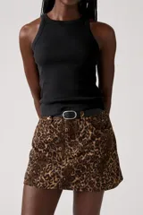 Minifalda marrón con estampado animal print.