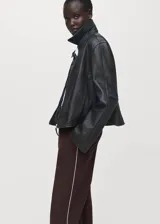 Pantalón de vestir de corte recto y tiro medio, con diseño de rayas laterales en contraste. Cuenta con cierre oculto de botón, gancho y cremallera, bolsillos laterales y bolsillo de ribete en la parte posterior.