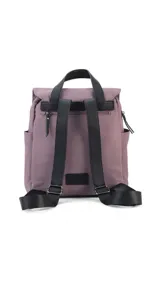 Mochila de diseño compacto con tapa frontal y cierre de hebilla tipo clip. Cuenta con correas ajustables, asa superior, bolsillos laterales y bolsillo trasero con cierre.