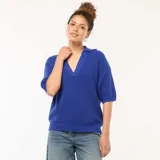 Sweater de punto en color azul real, con cuello en V y cuello tipo polo, de manga corta y diseño holgado.