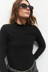 Polera de tejido de punto color rojo con cuello alto.