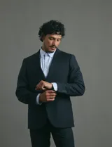 Saco sport de corte clásico, con cuello de solapa, cierre frontal de dos botones y bolsillos de ribete laterales.