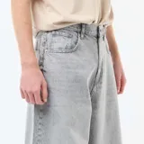 Pantalón de jean con corte baggy, color gris lavado, de tiro medio y pierna ancha.