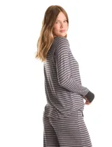 Conjunto de pijama compuesto por una remera de manga larga con puños y un pantalón de corte recto con cintura elástica y lazo de ajuste. Presenta un diseño de rayas horizontales finas en tonos gris y negro.