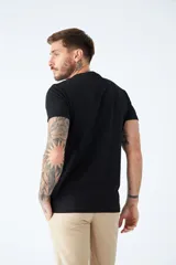 Remera de algodón de corte regular, con cuello redondo, manga corta y logo bordado en el pecho.