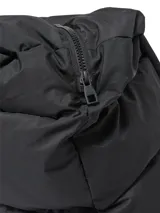 Bolso shopper de la marca JDY color negro, confeccionado en tejido pongee de poliéster. Cuenta con un diseño amplio, ideal para uso diario, y forrería interior con estampado monograma.