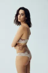 Pack de dos bombachas tipo brazilian de encaje color nude, con diseño floral y lazo decorativo en la parte delantera.