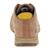 Bota de caña media Caterpillar, confeccionada en cuero nubuck color marrón. Presenta cierre con cordones, cuello acolchado en contraste y suela de goma con tecnología Ease para mayor amortiguación.